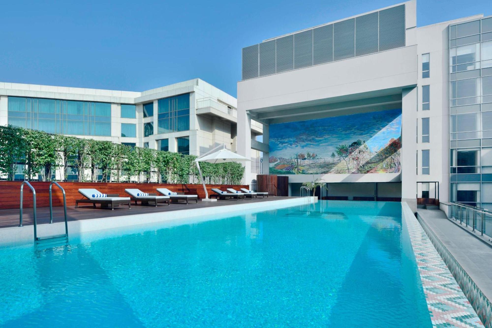 Aloft New Delhi Aerocity Exteriér fotografie The swimming pool at the hotel