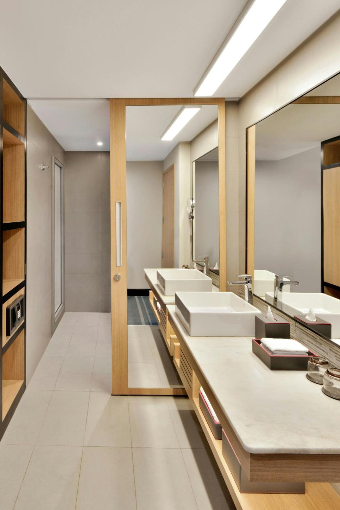 Aloft New Delhi Aerocity Exteriér fotografie Bathroom