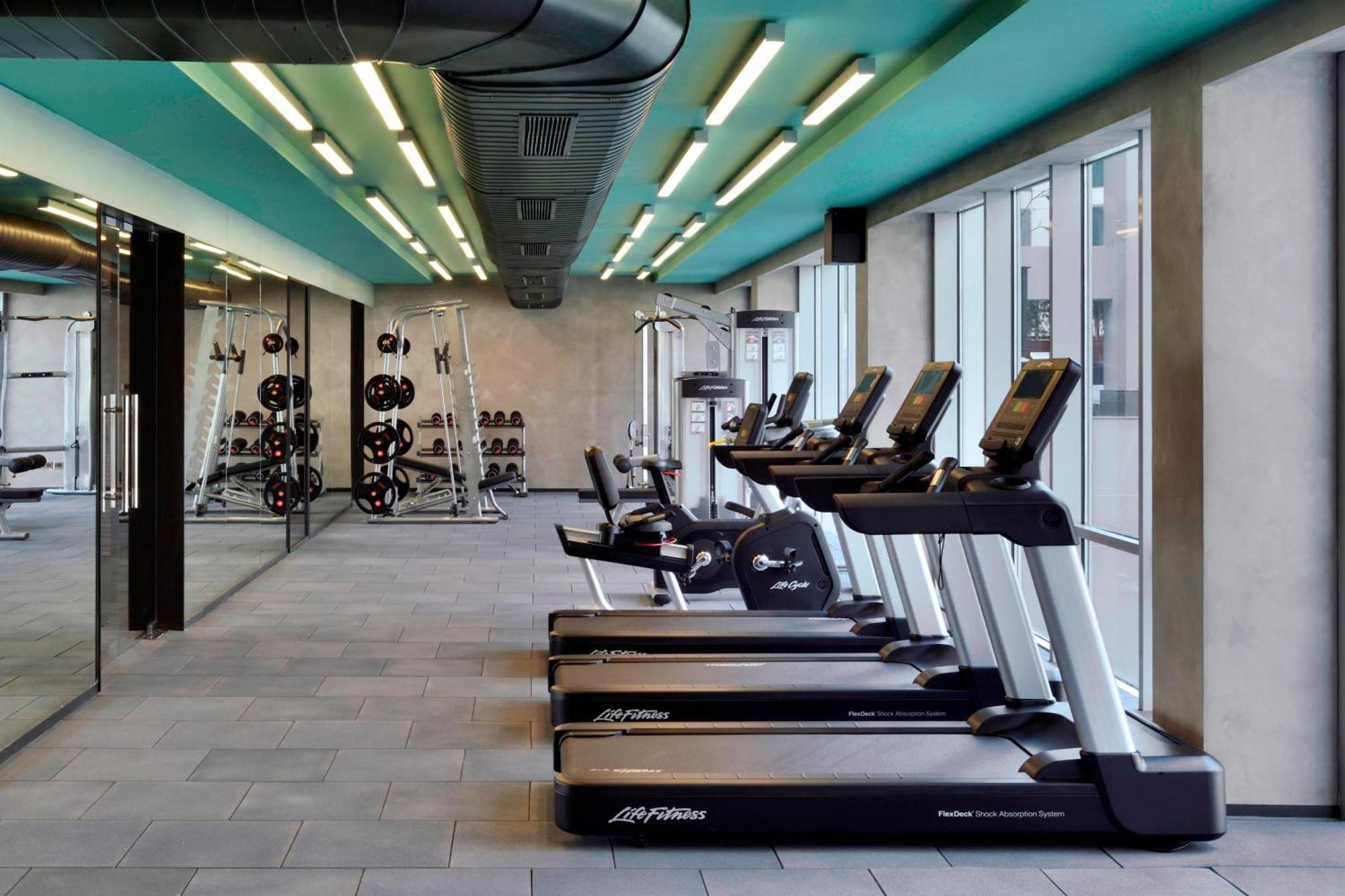 Aloft New Delhi Aerocity Exteriér fotografie The gym at the 100 North Main